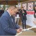 Praėjusią vasarą ant Kalitos kalno iškilmingai perkirpęs tubingo trasos atidarymo juostelę, Anykščių rajono meras Sigutis Obelevičius Anykščių turizmo ir verslo informacijos centro laikinajai direktorei Kristinei Beinorytei (dešinėje) lapkričio pabaigoje raštu nurodė nutraukti tubingo veiklą.Anykščių rajono savivaldybės nuotr.