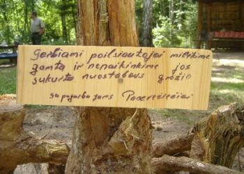 Šios lentelės nebėra – kiti poilsiautojai ją jau nuspyrė