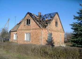 Namo mansarda, kurioje gyveno ir gaisro metu žuvo Virgaudas Jakštonis, labiausiai nukentėjo nuo gaisro, o pirmąjį namo aukštą, priklausantį V. Jakštonio broliui Tautvydui, pavyko nuo ugnies apsaugoti.