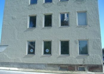 Visi remonto darbai matosi ant jau nutinkuotos sienos. Ar kas nors būtų patenkintas, jei taip atrodytų jo namo siena?