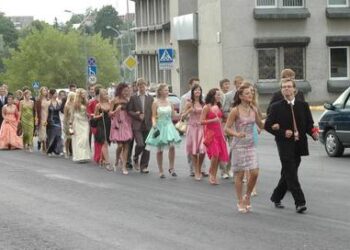 A.Vienuolio gimnazijos abiturientai surengė šentinę eiseną.Lydimi pučiamųjų orkestro moksleiviai ir kinkiniu vežamos jų klasių auklėtojos perėjo tiltą, trumpam stabtelėjo prie rašytojo Antano Vienuolio paminklo padėti gėlių