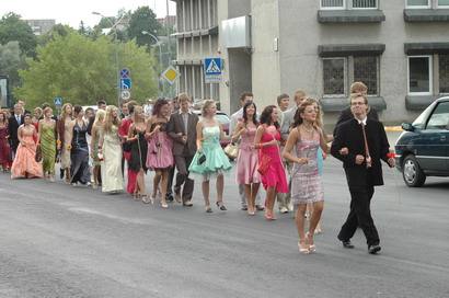 A.Vienuolio gimnazijos abiturientai surengė šentinę eiseną.Lydimi pučiamųjų orkestro moksleiviai ir kinkiniu vežamos jų klasių auklėtojos perėjo tiltą, trumpam stabtelėjo prie rašytojo Antano Vienuolio paminklo padėti gėlių