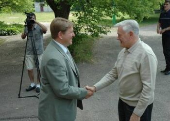 Šalies vadovą pasitiko Anykščių meras Alvydas Gervinskas.