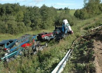 Avarijos metu nepataisomai sulamdyti daugumas vežtų automobilių.