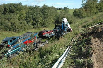 Avarijos metu nepataisomai sulamdyti daugumas vežtų automobilių.