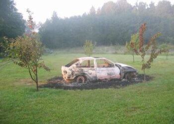 Po gaisro iš automobilio liko tik metalinis rėmas.