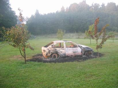 Po gaisro iš automobilio liko tik metalinis rėmas.