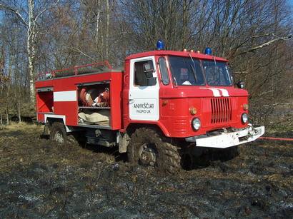 Debeikių seniūnijos Kalvelių kaime gesinant šiemet šalyje didžiausią pievų gaisrą, klimpo netgi gaisrininkų automobiliai.