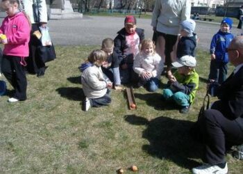 Atvelykiu pasidžiaugti susirinko apie šimtą anykštėnų. Vaikai prie A.Baranausko paminklo išbandė laimę margučių ridenimo varžybose.