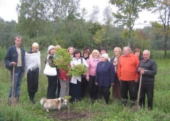 Troškūnų K.Inčiūros vidurinės mokyklos mokytojai K. Inčiūros tėviškėje pasodino atminimo ąžuoliuką.