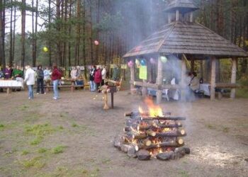 Ikimokyklinių įstaigų darbuotojai poisiavietėje prie Šventosios susiskirstė komandomis ir išdėliojo konkursui atneštus valgius.