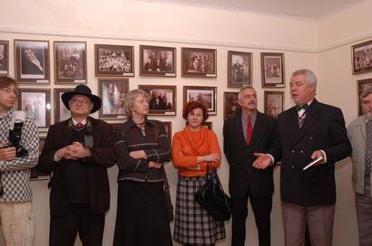 Parodos atidaryme kalbėjo Lietuvos bajorų Karališkosios sąjungos senatorius Kazimieras Mackevičius (pirmas dešinėje) ir fotografas restauratorius Rimantas Vilavičius (pirmas iš kairės).