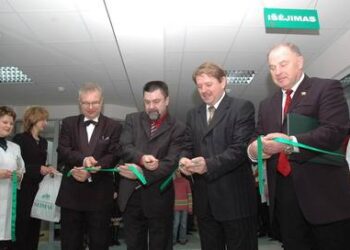 Dar ne paskutinę ligoninės atidarymo juostelę sukarpė (iš kairės): ligoninės vyriausiasis gydytojas Dalis Vaiginas. Seimo Sveikatos reikalų komiteto pirmininkas Antanas Matulas, meras Alvydas Gervinskas ir parlamentaras Audrius Baranauskas