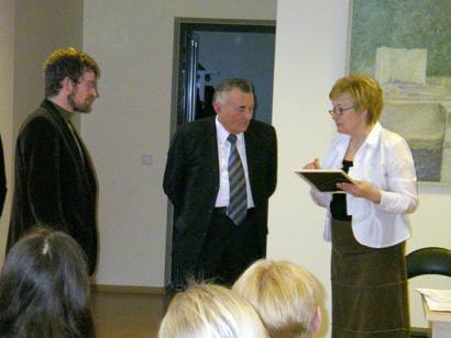 „Anykštos“ žurnalistas Vidmantas Šmigelskas (kairėje) premijuotas už rašinių ciklą apie medinės pilies statybų ant Šeiminiškėlio piliakalnio peripetijas. Dešinėje vertinimo komisijos pirmininkė Teklė Mačiulienė, centre – teisingumo ministras Petras Bagušk