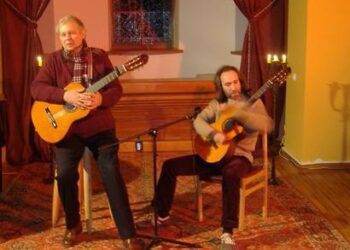 Bioenergetikas Arvydas Daškus (kairėje), nors sakė sunkiai grojantis ir dainuojantis, savo kūrybos vakare žadėjo anykštėnams parodyti “tikrą muziką”.