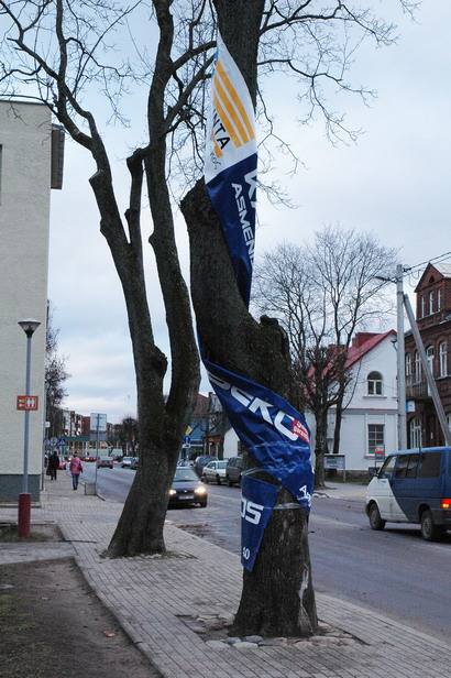 Nuplėštą „Ragintos“ reklamą teko apvynioti aplink medį.