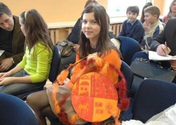 A.Vienuolio gimnazijos moksleivė Kristina Černiauskaitė įdėjo daug darbo, kol numezgė savo herbą.