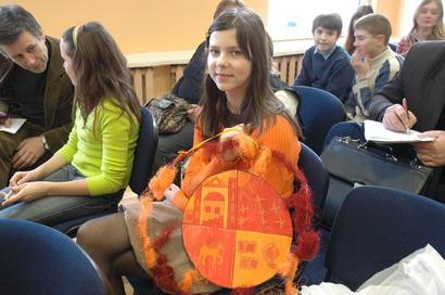 A.Vienuolio gimnazijos moksleivė Kristina Černiauskaitė įdėjo daug darbo, kol numezgė savo herbą.