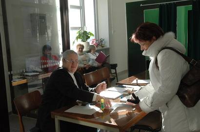 Rinkimų komisijos narė Aldona Ilčiukaitė teigė, kad balsavimas Anykščių rinkiminėje apygardoje kol kas vyksta be incidentų.