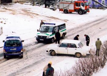 Iškritus sniegui neatsargesni vairuotojai turėjo bėdų.