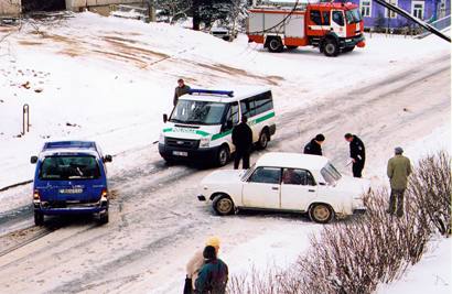 Iškritus sniegui neatsargesni vairuotojai turėjo bėdų.