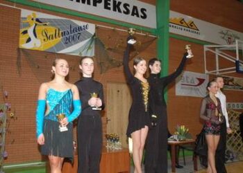 „Saltus“ pora - Laura Karalkevičiūtė ir Lukas Grigalavičius (kairėje) jaunimo reitingo varžybose užėmė antrąją vietą. Sportininkus apdovanojo renginio organizatorė Neringa Charitonovienė ir rajono meras Alvydas Gervinskas.