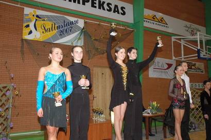 „Saltus“ pora - Laura Karalkevičiūtė ir Lukas Grigalavičius (kairėje) jaunimo reitingo varžybose užėmė antrąją vietą. Sportininkus apdovanojo renginio organizatorė Neringa Charitonovienė ir rajono meras Alvydas Gervinskas.
