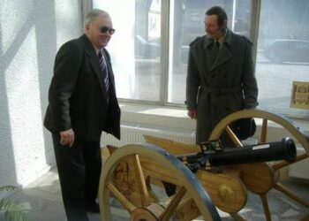 Bronius Budreika (kairėje) prie patrankos vargo metus.