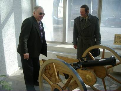 Bronius Budreika (kairėje) prie patrankos vargo metus.