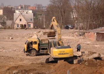 Akmenės UAB “Vaidva” ekskavatorius krauna laužą, išvežamą iš būsimos statybos aikštelės.