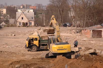 Akmenės UAB “Vaidva” ekskavatorius krauna laužą, išvežamą iš būsimos statybos aikštelės.