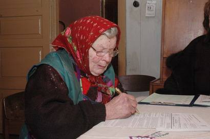 Šimtametė Gylių kaimo gyventoja Anelė Balčiūnaitė kryžiuką už būsimą tarybos narį padėjo pati.