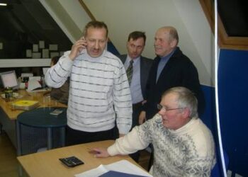Valstiečiai liaudininkai su Antanu Baura priešakyje „užgulę“ telefonus, kas minutę gauna rinkimų rezultatus iš apylinkių.