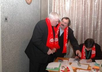 Socialdemokratai ir rinkimų vakarą nesiskyrė su raudonais šalikais.