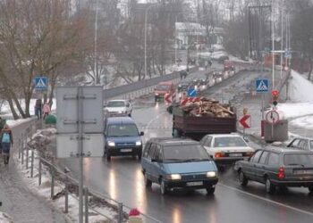 Dėl tilto remonto miesto centre susidarė didžiuliai kamščiai, dėl kurių vairuotojai jau reiškia nepasitenkinimą ir sako, kad į Kavarską gali tekti važiuoti per Kurklius.