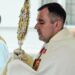 Kunigas Raimundas Zimka procesijoje Alantoje, didįjį pasirinkimą brandinusioje tėviškės bažnyčioje.