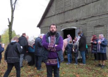 Sausio 7 dieną šimtmečius šalia mūsų gyvenantys sentikiai šventė Kalėdas. Sentikių bendruomenė po šv. Mišių praėjusį rudenį  prie Girelės cerkvės, ir Lietuvos Sentikių Bažnyčios Aukščiausiosios Tarybos vadovo pavaduotojas, Kauno sentikių bendruomenės dvasinis vadovas Sergejus Ivanovičius Krasnopiorovas.