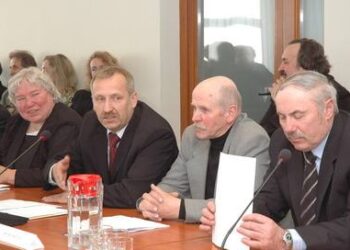 Antanas Baura (antras iš kairės) tik vieną dieną sėdėjo su kitais deputatais.