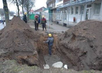 Vakar prie „Jokūbo“ parduotuvės šilumininkai, ieškodami trasos gedimo, iškasė gilias duobes.