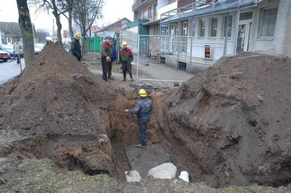 Vakar prie „Jokūbo“ parduotuvės šilumininkai, ieškodami trasos gedimo, iškasė gilias duobes.