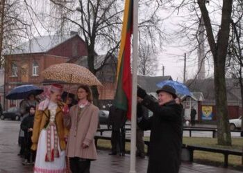 Valstybinę vėliavą kėlė garbaus amžiaus pedagogas Juozas Danilavičius.