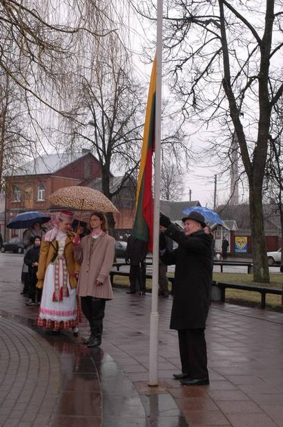 Valstybinę vėliavą kėlė garbaus amžiaus pedagogas Juozas Danilavičius.