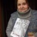 Mokytoja Aldona Jagminienė glėbyje spaudžia knygą „Butėnai“.