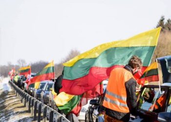 Per Anykščius Lietuvos nepriklausomybės atkūrimo dieną važiavo valstybine simbolika papuoštų automobilių kolona.„Naujų vėjų“ bendruomenės nuotr.