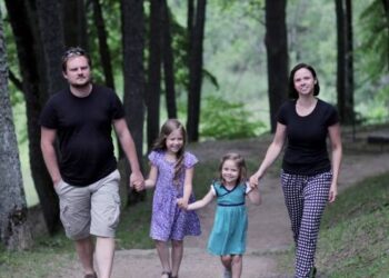 Kino menininkai Linas Mikuta ir Kristina Sereikaitė įsikūrė Anykščiuose – čia atrado galimybę derinti kūrybinį darbą su šeimos poreikiais ir džiaugtis gamtos prieglobsčiu.