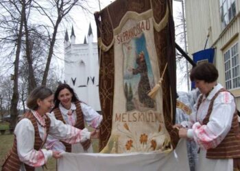 Džiugiai procesijai ruošiama „Tretininkų“ vėliava su Šv. Pranciškaus atvaizdu. 			        Autoriaus nuotr.