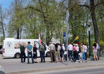 „Didžiojo Šeimos Gynimo Maršo 2021“ agitacinis autobusas buvo sustojęs Anykščiuose A.Baranausko aikštėje.