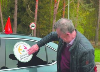 Anykštėnas gydytojas Audronis Gustas automobilį pažymėjo „Didžiojo šeimos gynimo maršo“ atributika.