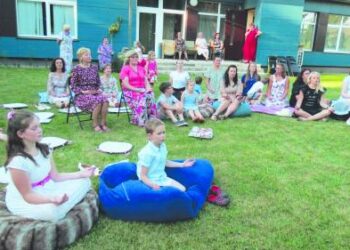Gamtoje gera išbandyti vasaros meditacijos praktiką. Atsipalaidavimo akimirkomis mėgavosi ir vaikai, ir suaugę.