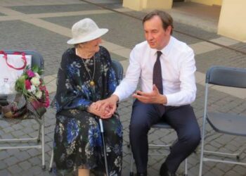 Po ceremonijos VU rektorius prof. Rimvydas Petrauskas kiemelyje prisėdo šnektelti su Eleonora Vincentina Žemaitaitiene. Linos DAPKIENĖS nuotr.